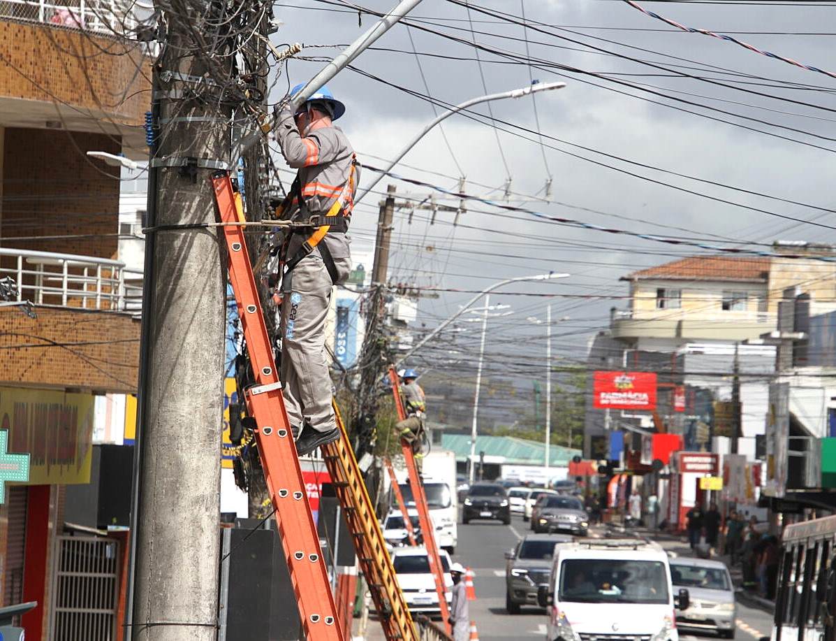 Mutirão retira aglomeração de fios no Centro de Navegantes