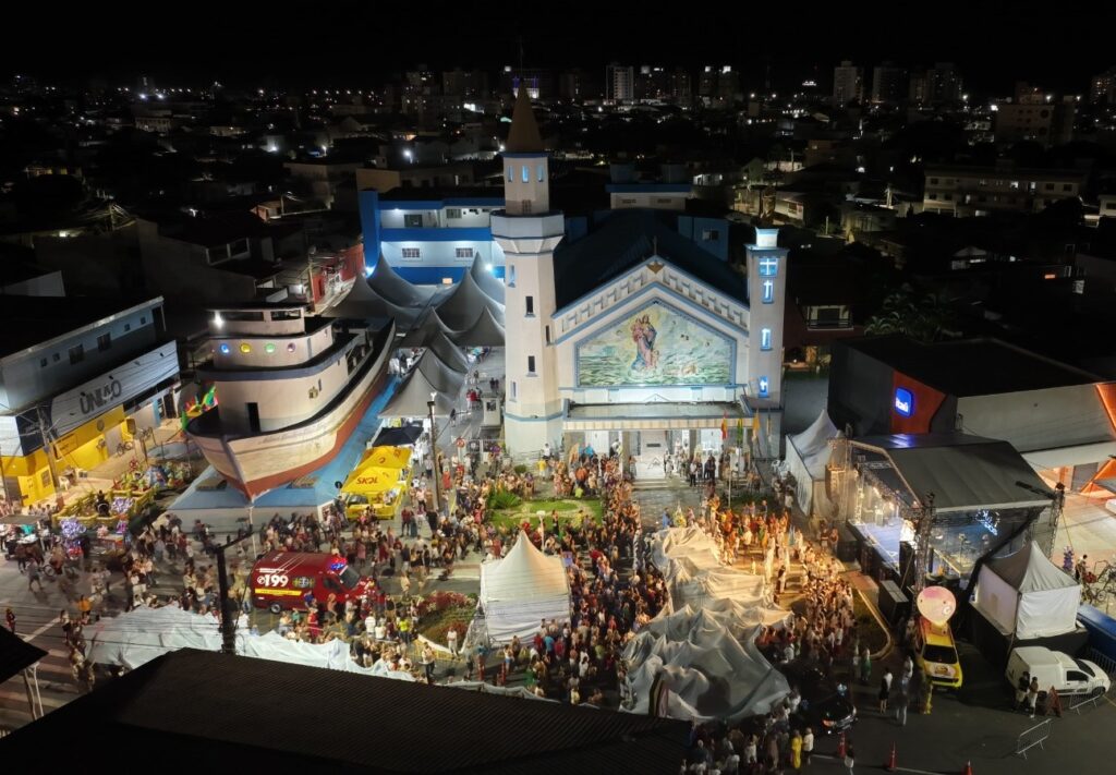 Procissão do maior manto do mundo na Festa de Nossa Senhora dos Navegantes