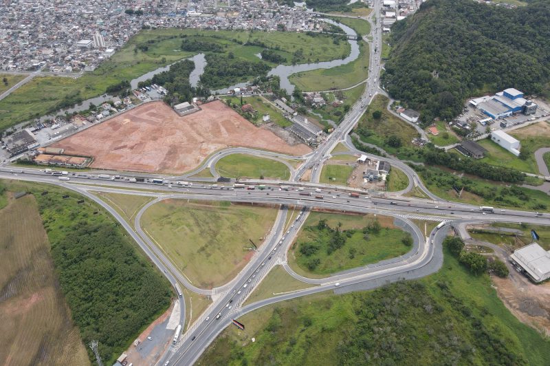 Viaduto entre a SC-486 e BR-101 é liberado em Itajaí