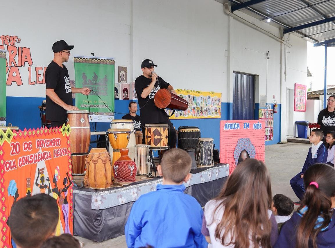 Estudantes de Navegantes participam de oficinas de percussão afro-brasileira