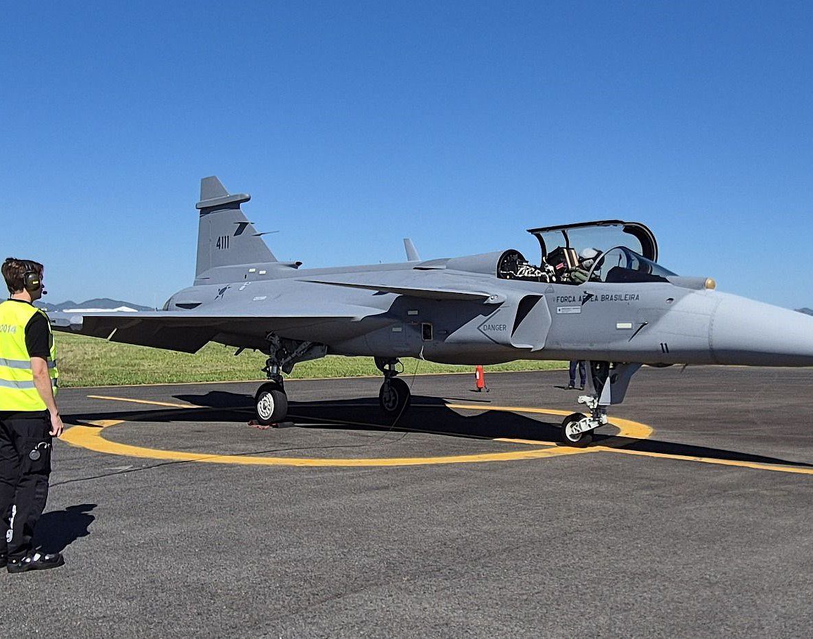 Gripen F-39 decola de Navegantes em seu primeiro voo no Brasil