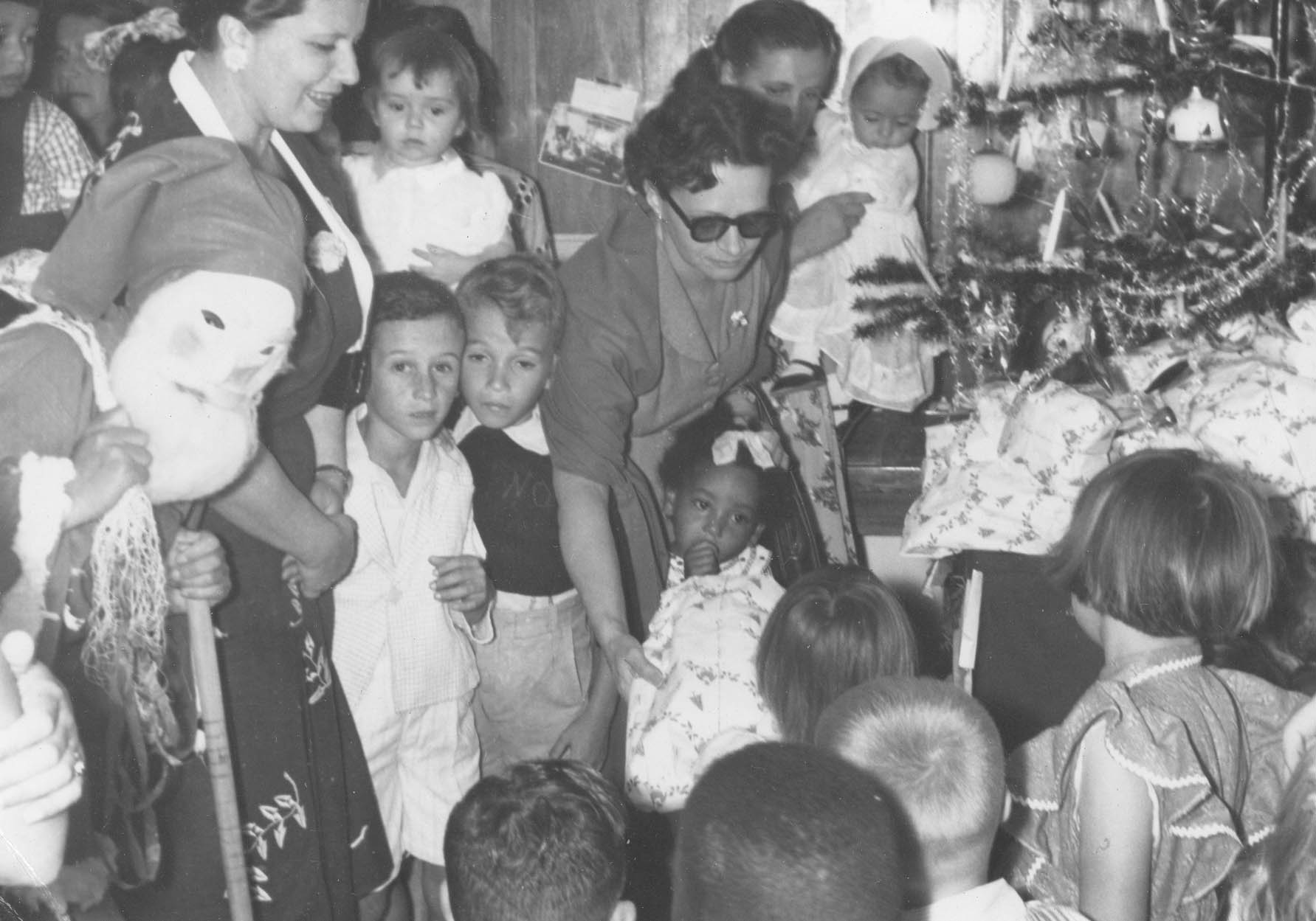 Natal dos Pobres de 1953, em Florianópolis. Na foto, de óculos escuros, a então primeira-dama de SC, Marieta Konder Bornhausen. Crédito: CDMH/Arquivo Público de Itajaí