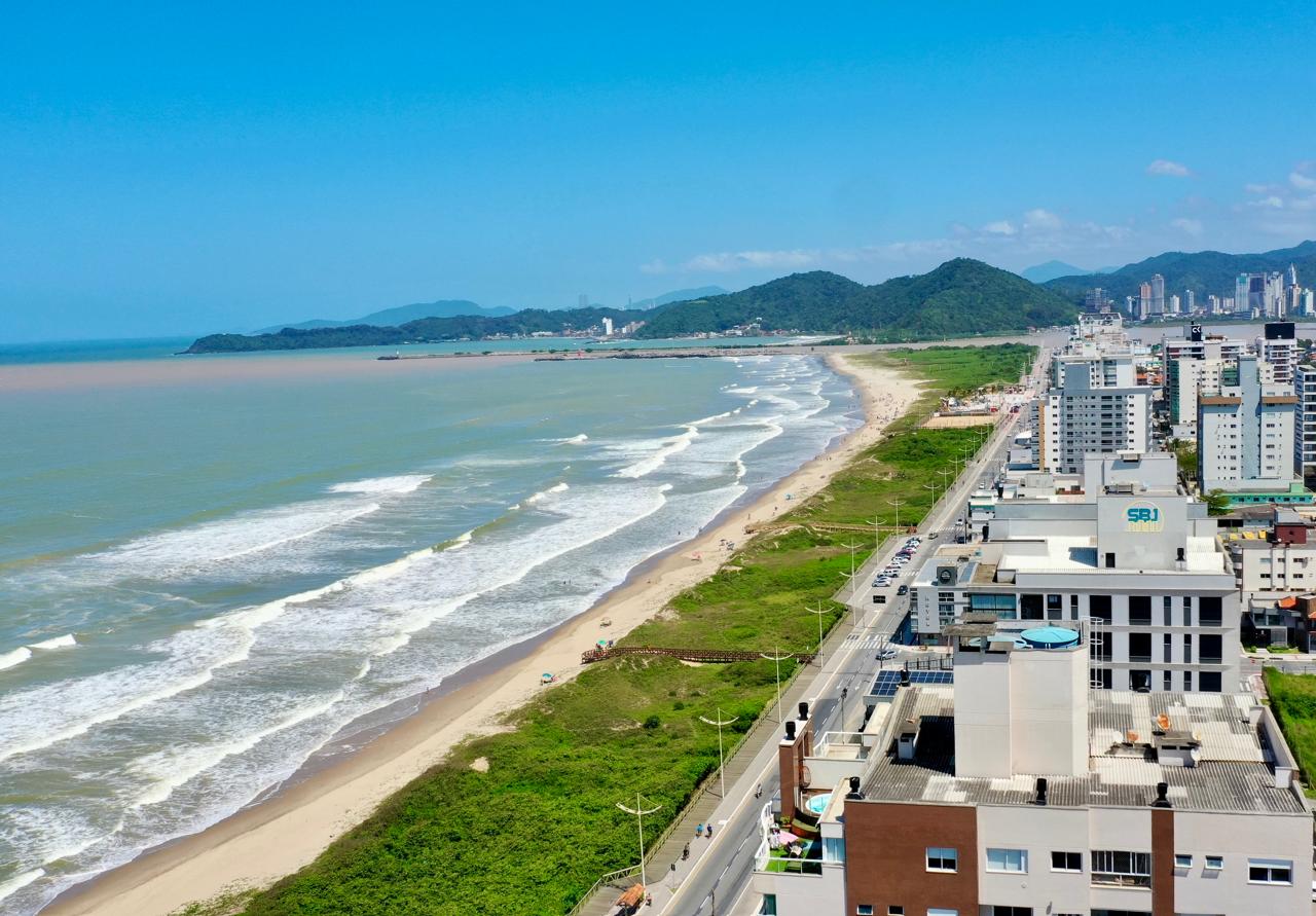 Praia cheia exige consciência e cuidado coletivo em Navegantes