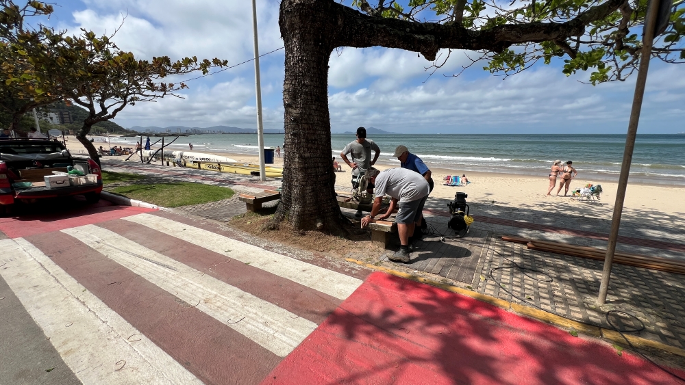 Praia de Cabeçudas passa por melhorias para receber turistas na temporada