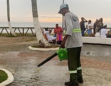 Navegantes retira 214 toneladas de lixo da orla poucas horas após o Réveillon