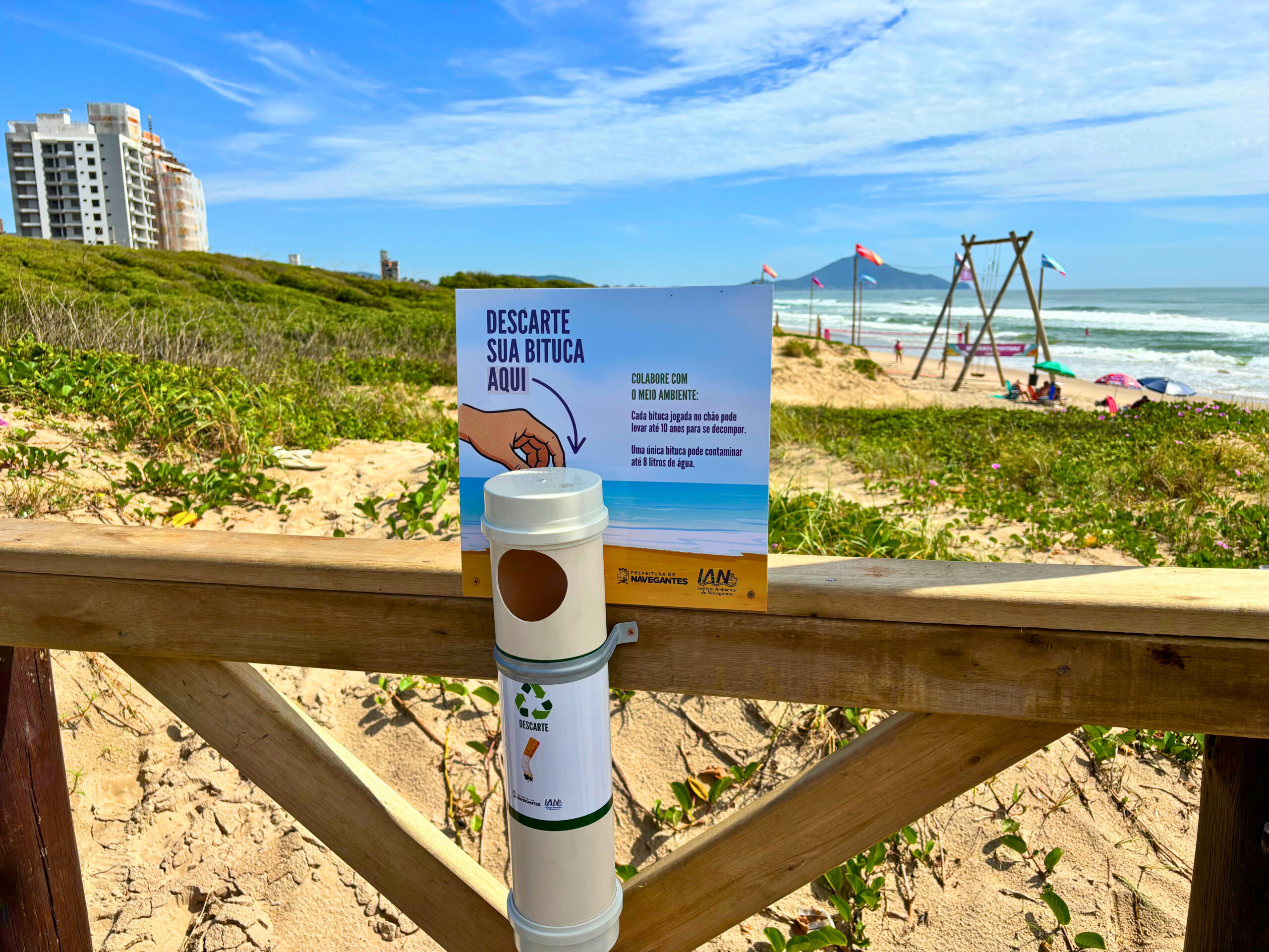 Navegantes aposta em bituqueiras na orla para reduzir poluição por cigarros