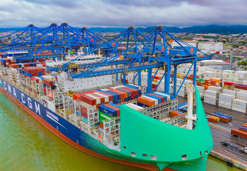 Portonave bate recorde de movimento de contêineres