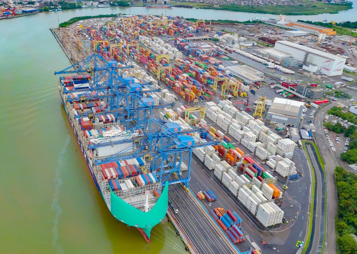Portonave bate recorde de movimentação de contêineres