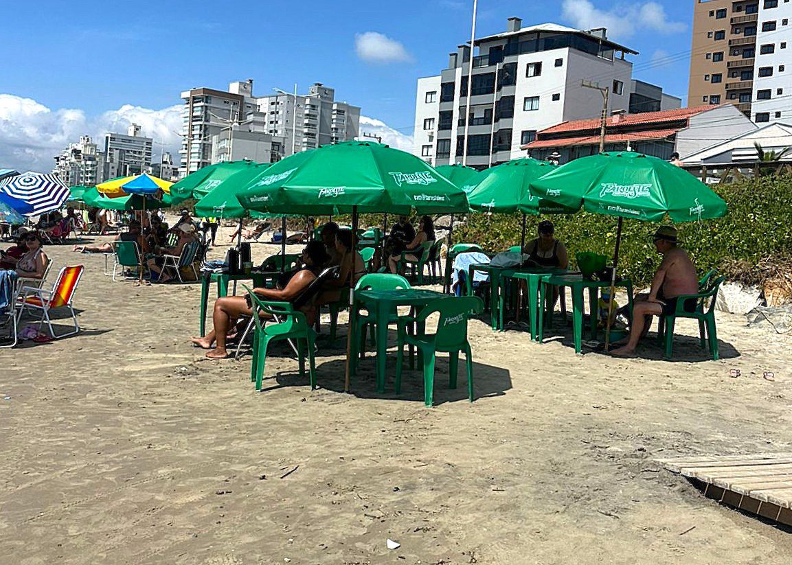 Procon alerta sobre cobrança indevida de cadeiras na praia de Navegantes