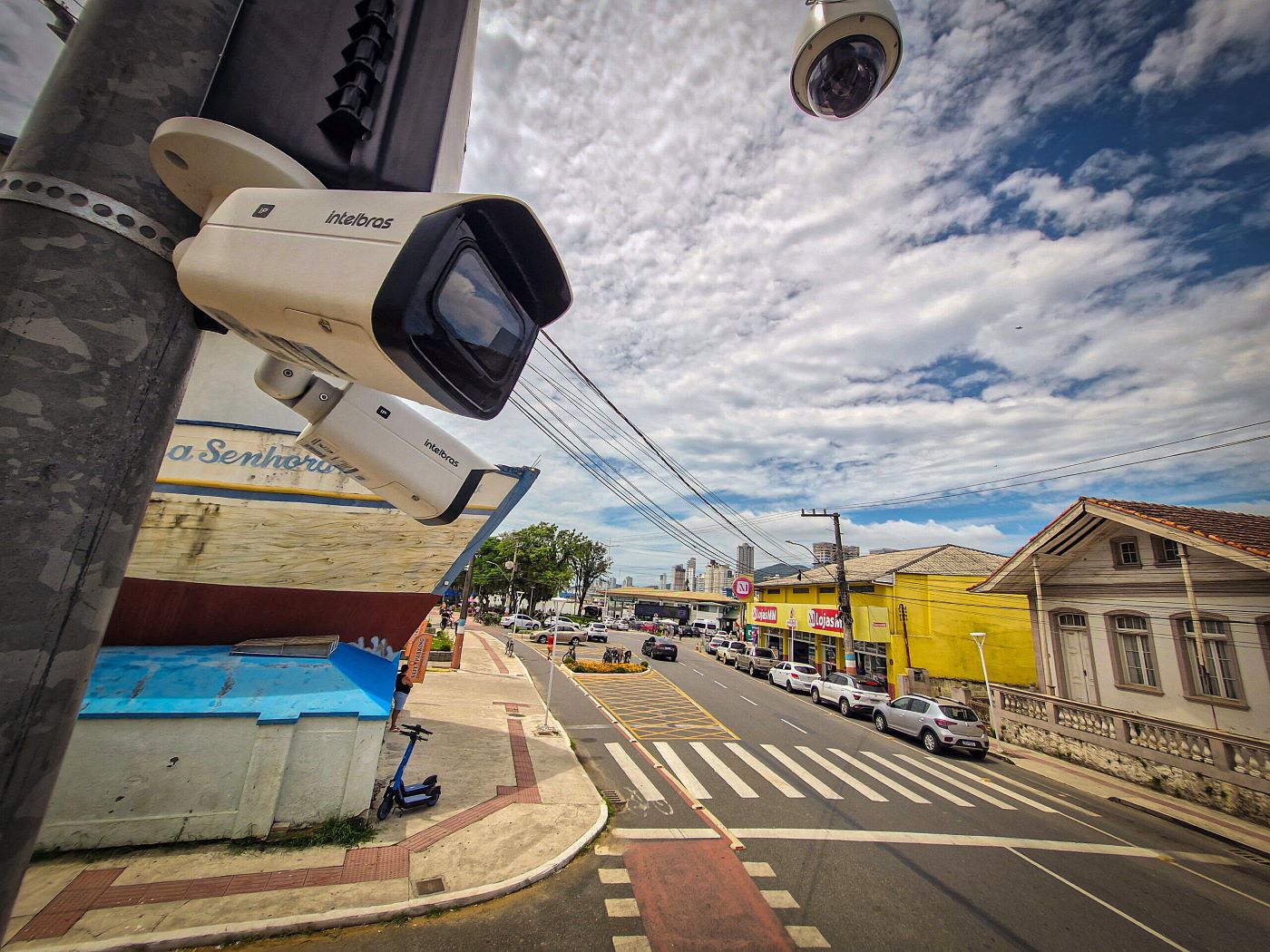 As imagens, disponíveis 24 horas por dia, 365 dias por ano, ajudam usuários a estimar o tempo de espera na travessia do rio Itajaí-Açu.