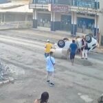 Carro capota após bater em tubo de concreto em rua em obras em Navegantes