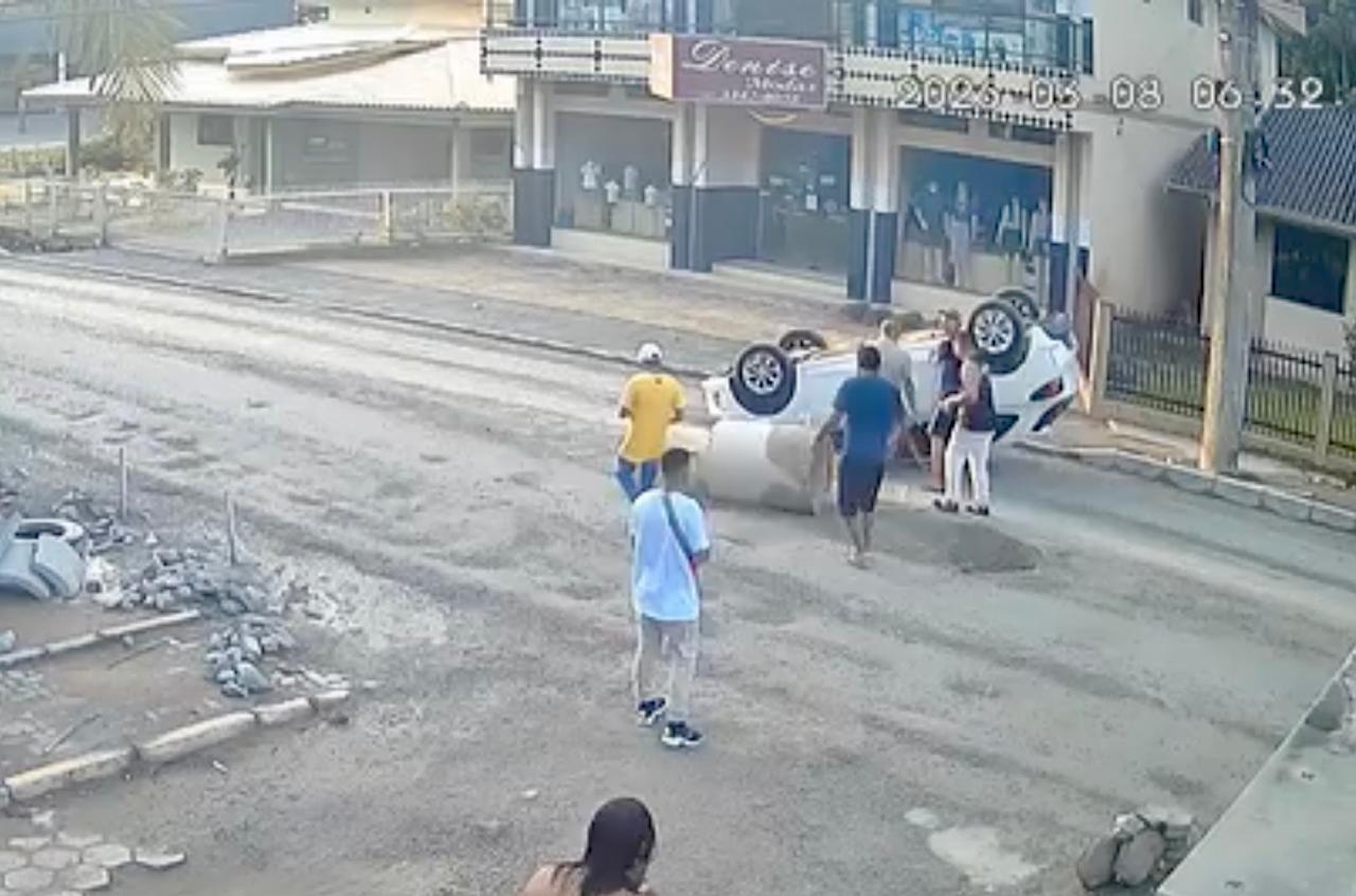 Carro capota após bater em tubo de concreto em rua em obras em Navegantes