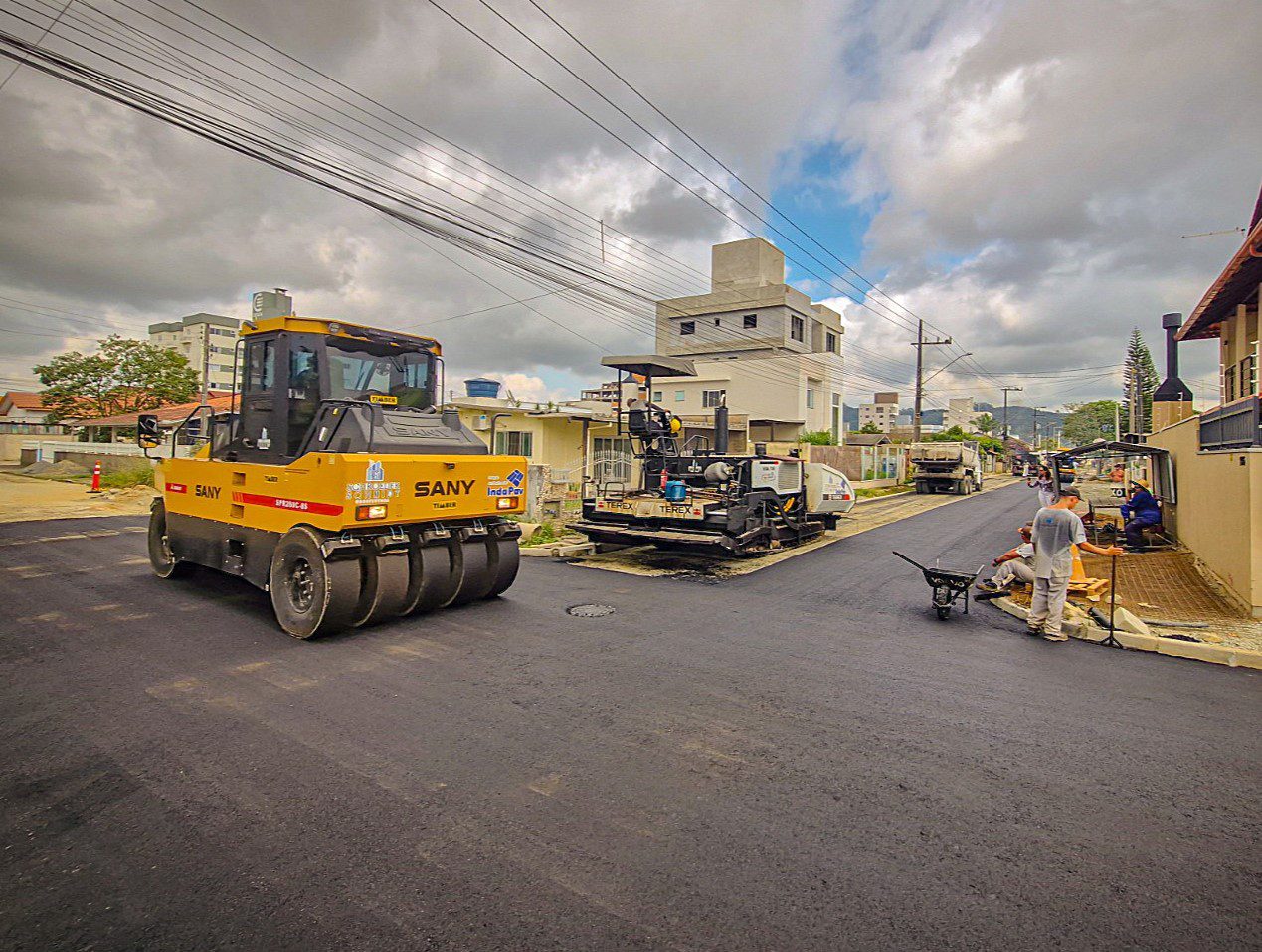 Obras de asfaltamento avançam nos Bairros de Navegantes