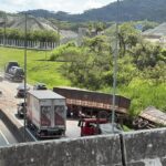 Acidente com três veículos deixa trânsito lento e interdita trecho da BR-101 em Penha