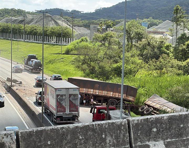 Acidente com três veículos deixa trânsito lento e interdita trecho da BR-101 em Penha