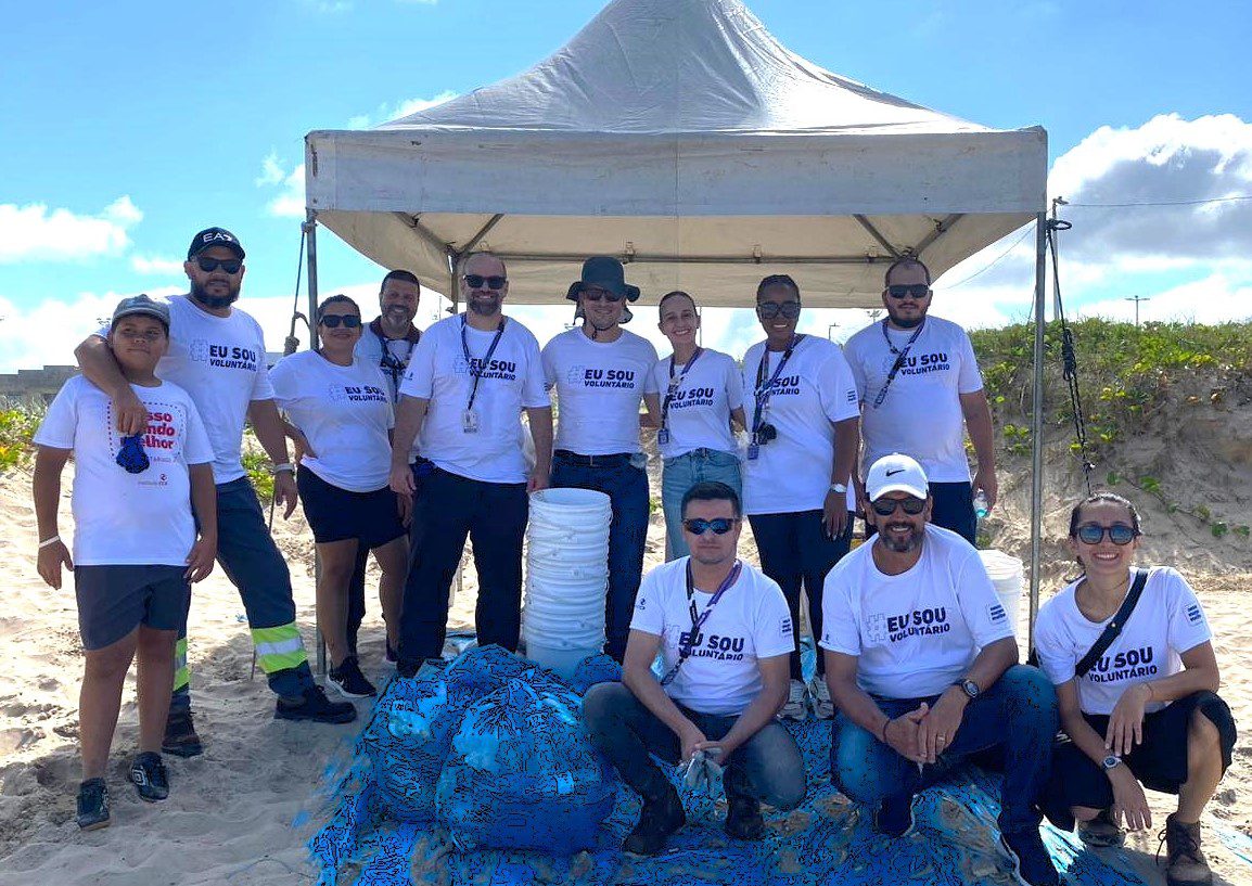 voluntária na Meia Praia em Navegantes