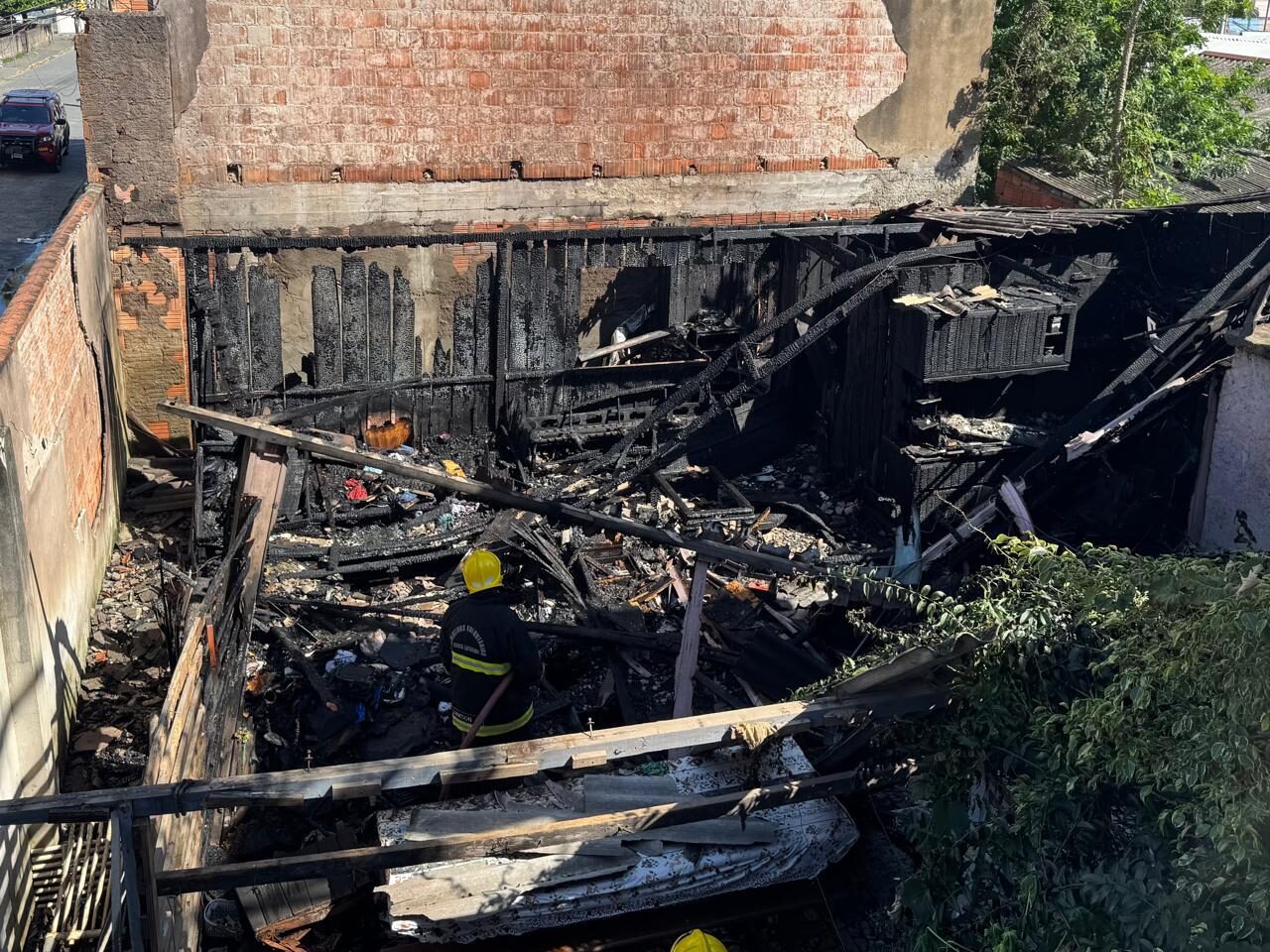Curto-circuito destrói residência de servidora pública em Navegantes; saiba como colaborar.