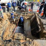 O conserto da tubulação de 500mm na rua Onildo Reis deve avançar pela madrugada; normalização do sistema está prevista para quarta-feira (15).