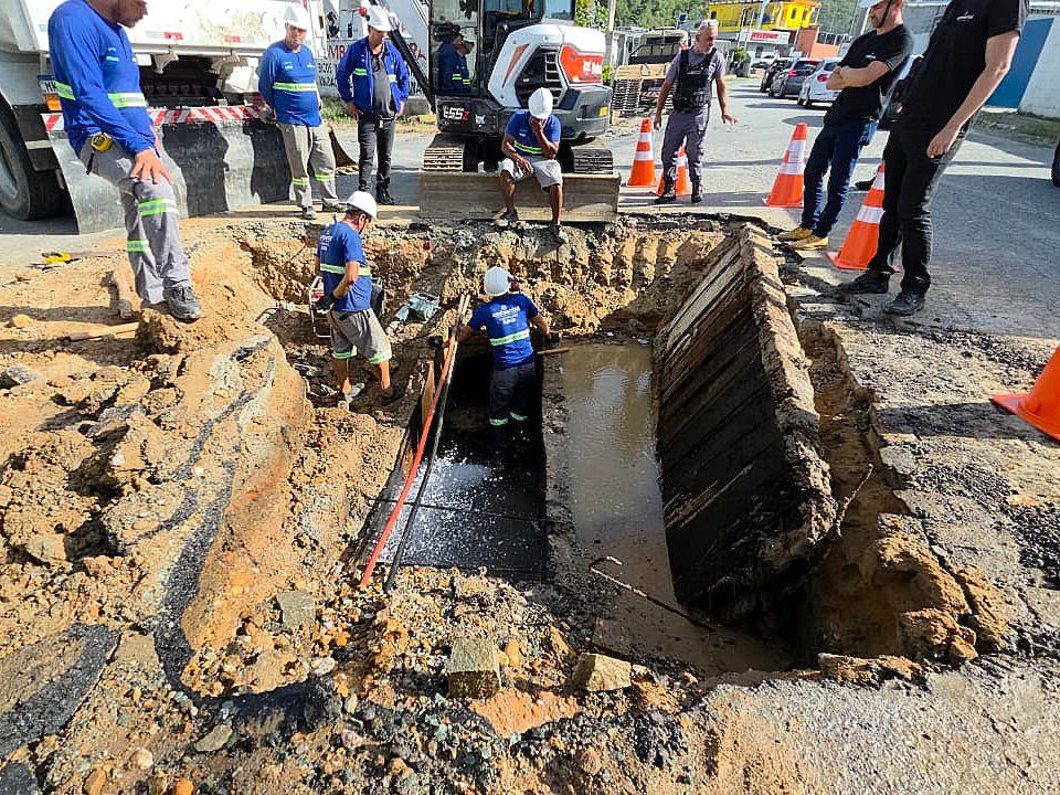 O conserto da tubulação de 500mm na rua Onildo Reis deve avançar pela madrugada; normalização do sistema está prevista para quarta-feira (15).