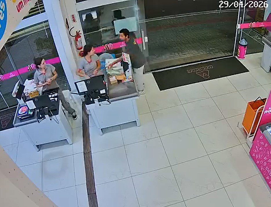 Criminoso simulou estar armado para subtrair valores do caixa; imagens de segurança ajudaram na identificação do suspeito