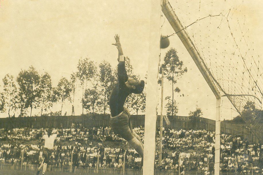 Jogo entre Marcílio e Lauro Müller na década de 1950, dois adversários do Cobrasil. Crédito: CDMH/Arquivo Público de Itajaí