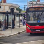 Serviço atende aos principais bairros da cidade com frotas adaptadas; saiba quais são as linhas, os horários de partida e onde tirar dúvidas sobre o serviço.