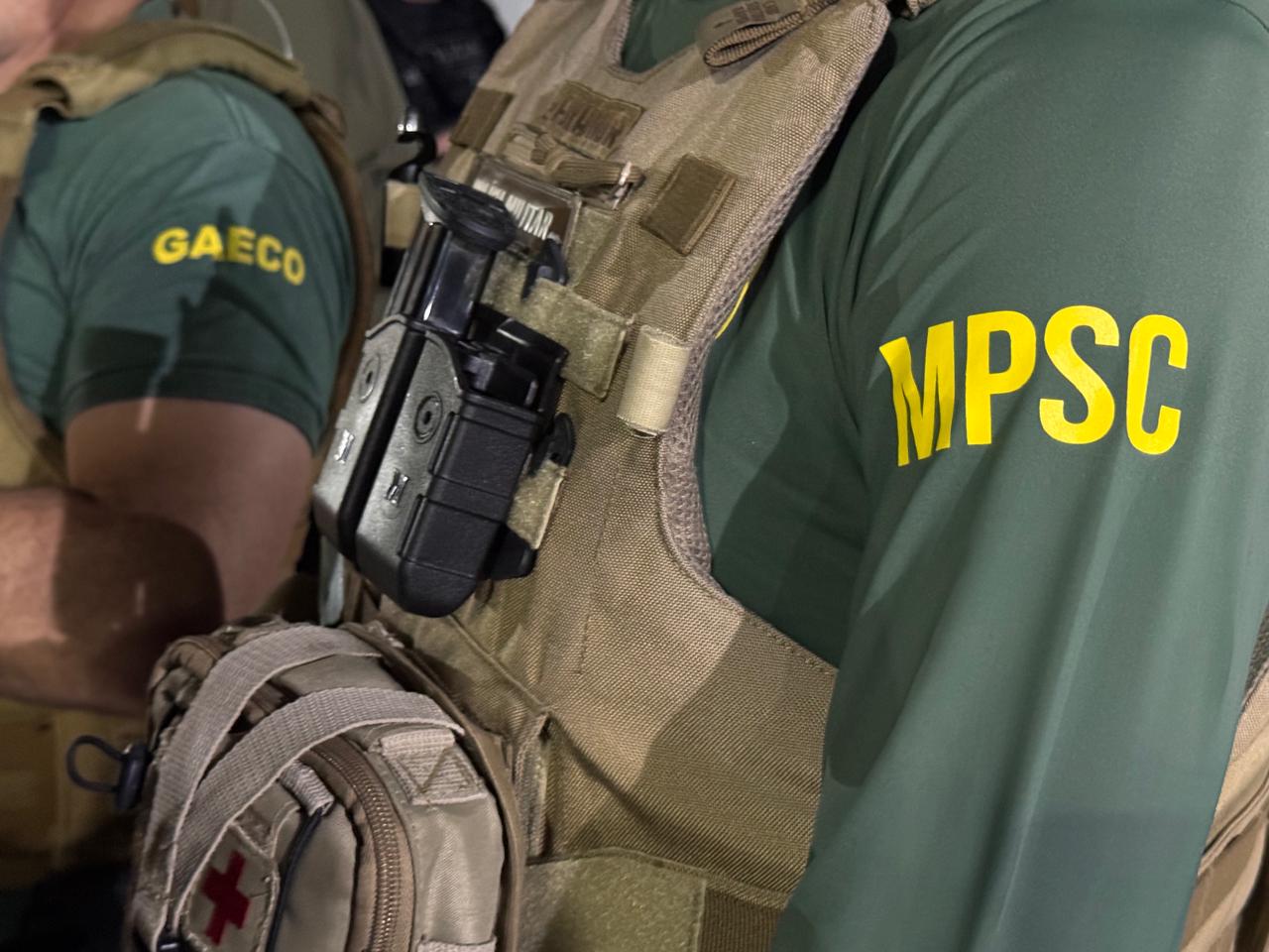 Ao todo, estão sendo cumpridos quatro mandados de prisão e 35 de busca e apreensão. A operação mobiliza equipes em 11 cidades diferentes: Itajaí, Balneário Camboriú, Camboriú, Navegantes, Itapema, Porto Belo, Gaspar, Barra Velha e Joinville.