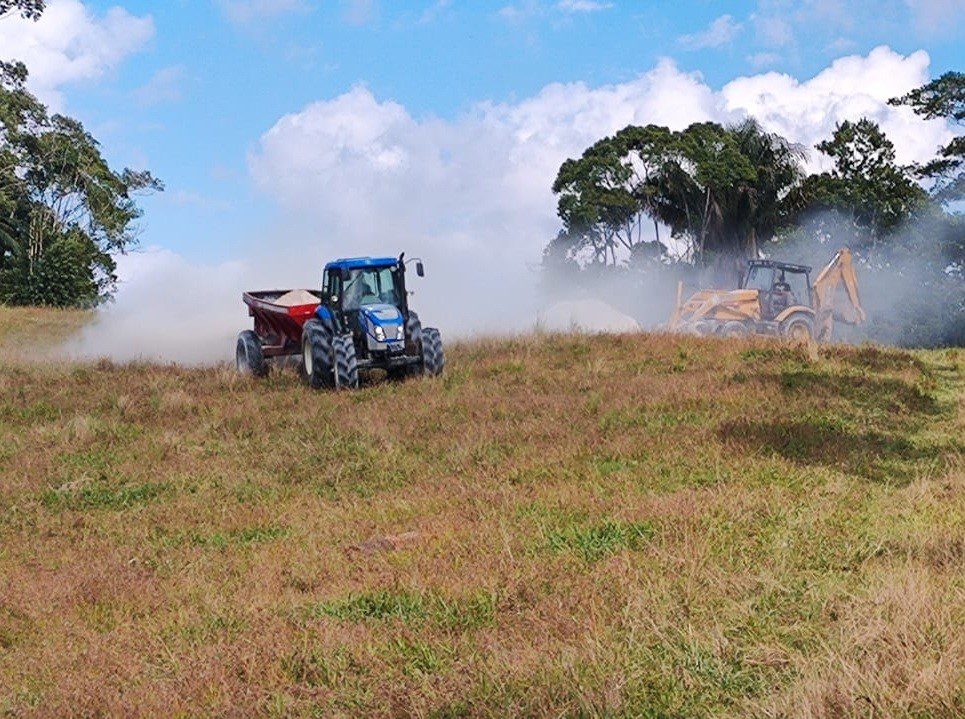 Prefeitura garante calcário de graça para fortalecer a agricultura nos bairros de Navegantes