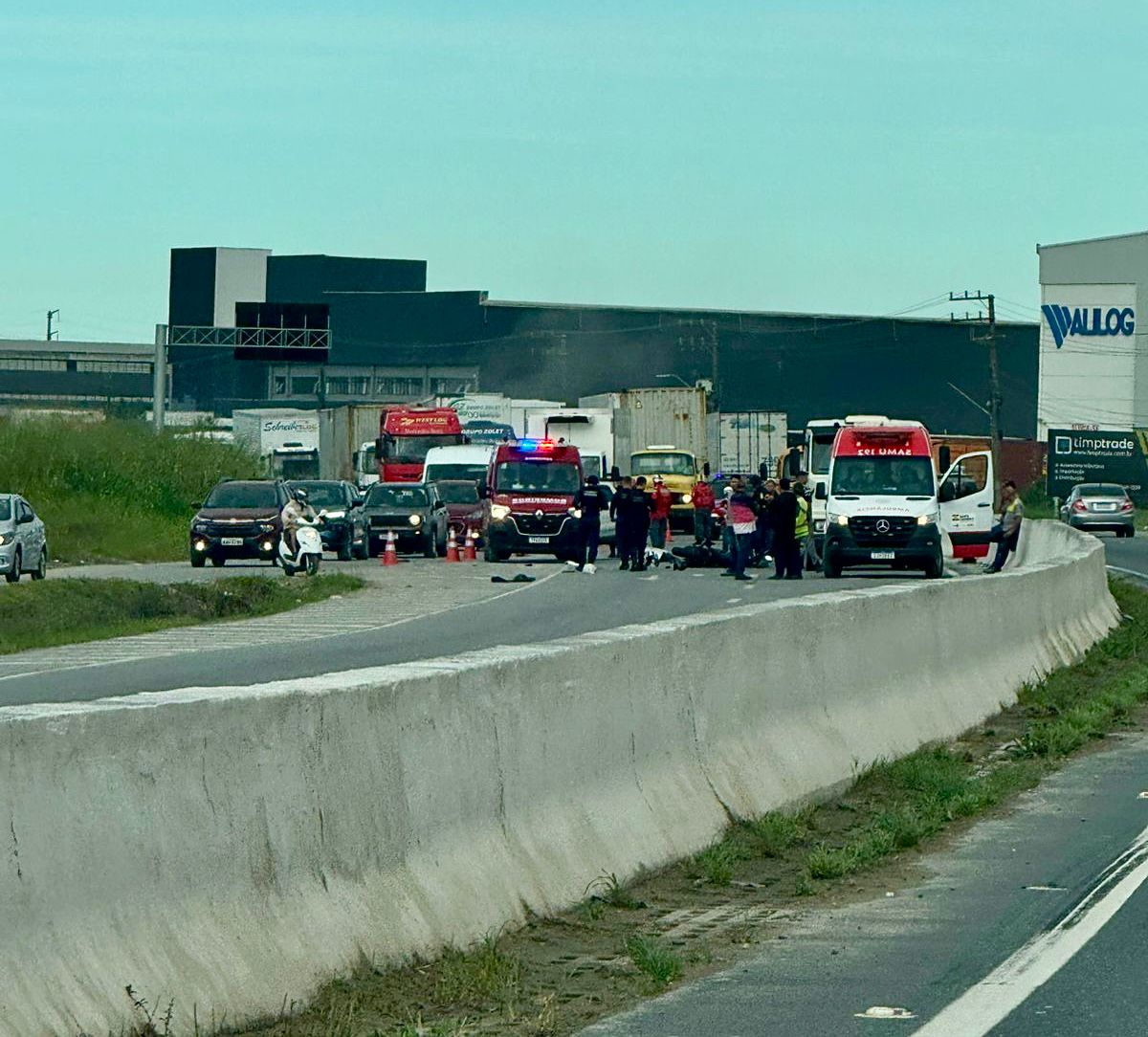 Uma colisão envolvendo uma motocicleta e um caminhão resultou na morte de um homem na tarde desta sexta-feira, em Navegantes.