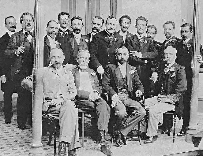 Machado de Assis é o segundo sentado da esquerda para a direita. Na foto, reunião da Academia Brasileira de Letras em 1897. Crédito: ABL