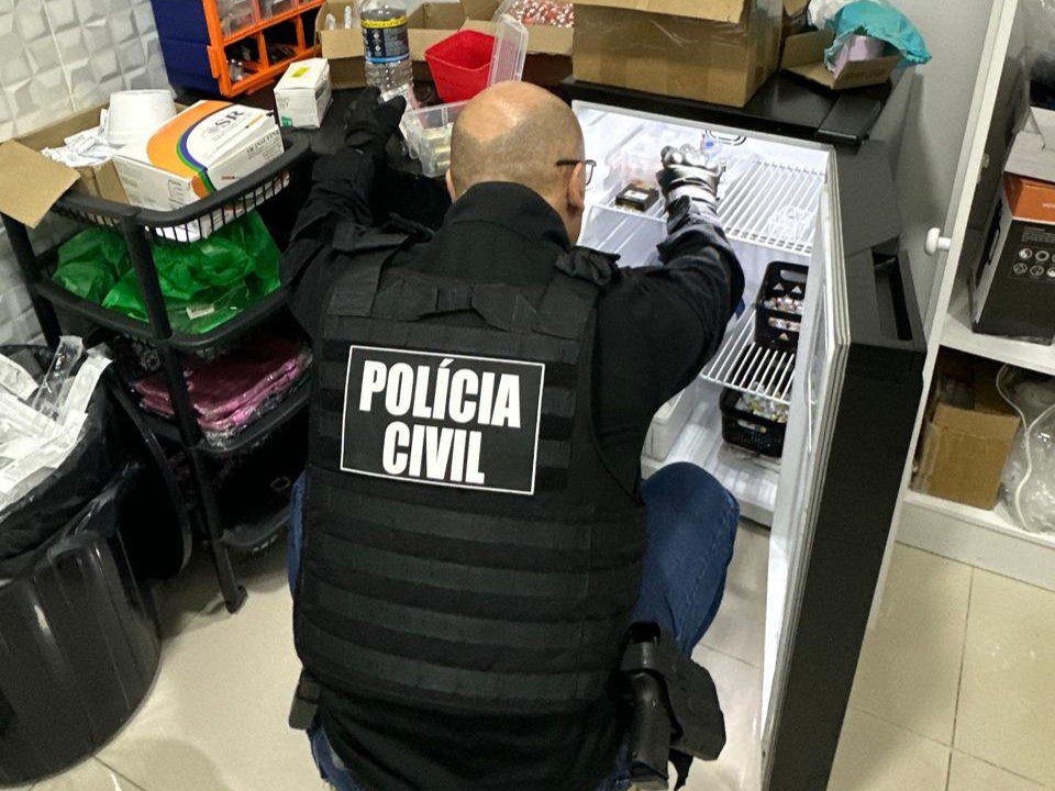 Investigação revela esquema que adulterava remédios proibidos trazidos do Paraguai e colava rótulos falsos dos EUA em canetas emagrecedoras.