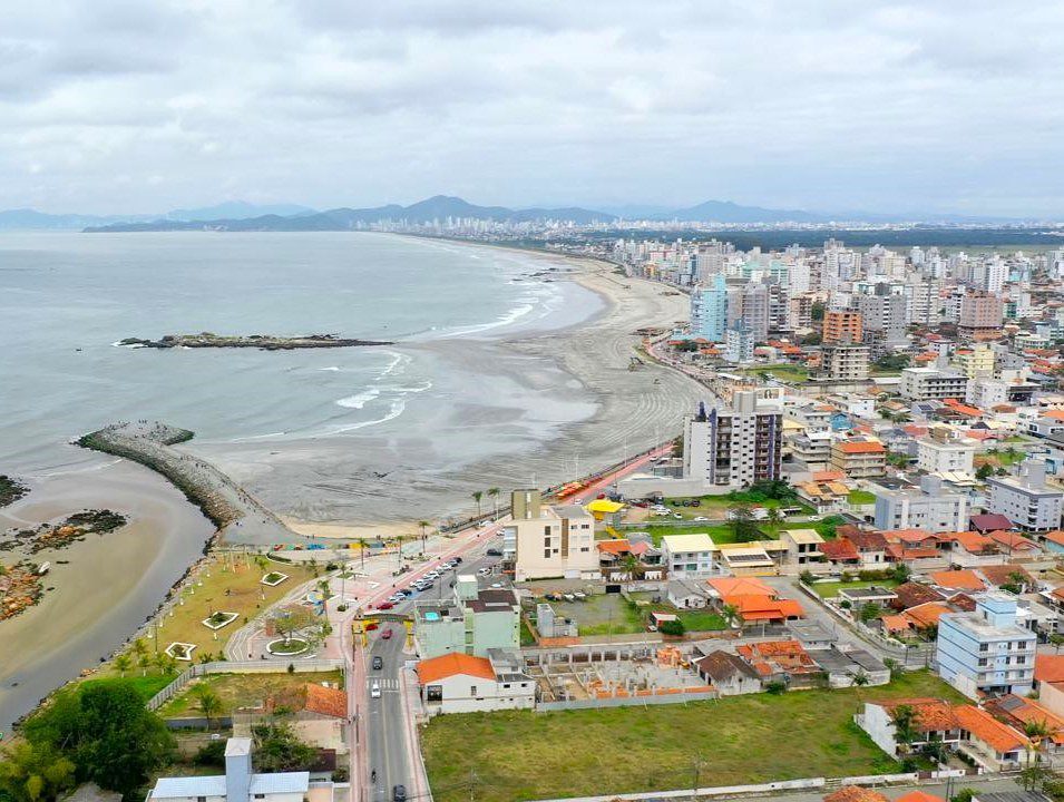 Praia do Bairro Gravatá em Nsavegantes após alargamento da faixa de areia por Eder Nascimento