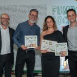 Sicredi Vale Litoral SC apoia mais de 300 entidades no Fundo Social Iniciativa completa 5 anos, com a destinação de quase R$ 5 milhões para cerca de mil projetos sociais da região. A Sicredi Vale Litoral SC realizou nesta última sexta-feira (07) o evento de entrega dos recursos do Fundo Social 2026, iniciativa que direciona parte dos resultados da cooperativa para apoiar projetos que promovem transformação social nas comunidades. Neste ano, a cooperativa destinou R$ 1,2 milhão para apoiar 313 entidades dos municípios de área de atuação. Ao todo, foram inscritos 429 projetos por meio da plataforma Sicredi na Comunidade, dos quais os selecionados devem beneficiar mais de 25 mil pessoas de forma direta. A edição de 2026 ganha um significado especial ao marcar os cinco anos do Fundo Social da Sicredi Vale Litoral SC. Desde sua criação, o programa já destinou aproximadamente de R$ 5 milhões para cerca de mil iniciativas voltadas às áreas social, educacional, cultural, ambiental e de desenvolvimento econômico, fortalecendo organizações que atuam diretamente na melhoria da qualidade de vida da população. Para o presidente da Sicredi Vale Litoral SC, José Domingos de Andrade, o Fundo Social representa a essência do cooperativismo na prática. “Ver tantas entidades mobilizadas em torno de projetos que geram impacto positivo para a comunidade mostra a força da cooperação. Mais do que investir recursos, buscamos contribuir para o desenvolvimento das pessoas e dos municípios onde estamos presentes. Chegar aos cinco anos do Fundo Social com resultados tão expressivos nos enche de orgulho e reforça nosso compromisso com a transformação social”, destaca. O diretor executivo da cooperativa, Arão João da Silva Neto, ressalta que o programa é uma importante ferramenta para impulsionar iniciativas que fazem diferença no dia a dia das comunidades. “Cada projeto contemplado carrega histórias de dedicação, solidariedade e cuidado com o próximo. Nosso objetivo é apoiar organizações que conhecem de perto as necessidades locais e atuam para gerar impacto real. O sucesso desta edição demonstra a confiança das entidades no programa e a capacidade que o cooperativismo tem de promover desenvolvimento coletivo”, afirma. Os projetos aprovados passaram por uma comissão avaliadora responsável por analisar as inscrições com base nos critérios estabelecidos no regulamento do Fundo Social. A cerimônia de entrega foi realizada no The Forest Convention Center, em Camboriú, reunindo representantes das entidades contempladas, associados, imprensa e colaboradores da cooperativa. Sobre o Fundo Social O Fundo Social é uma iniciativa que visa apoiar ações de interesse coletivo, contribuindo para o desenvolvimento sustentável das comunidades atendidas pela cooperativa. Os recursos são provenientes de parte dos resultados obtidos pela Sicredi Vale Litoral SC no exercício anterior. Por meio do programa, a cooperativa reinveste nas comunidades os resultados gerados pelos próprios associados, apoiando projetos sociais, ambientais, culturais, educacionais e econômicos que promovem benefícios coletivos e fortalecem o desenvolvimento regional.