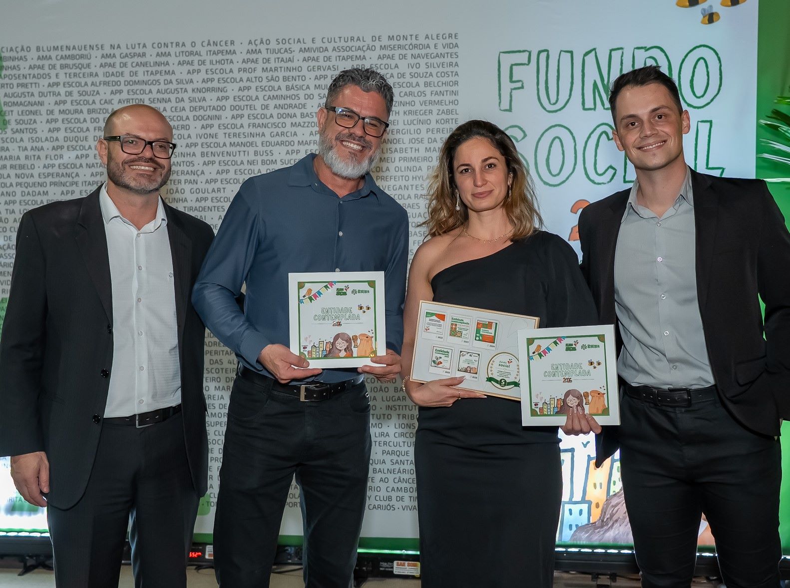 Sicredi Vale Litoral SC apoia mais de 300 entidades no Fundo Social Iniciativa completa 5 anos, com a destinação de quase R$ 5 milhões para cerca de mil projetos sociais da região. A Sicredi Vale Litoral SC realizou nesta última sexta-feira (07) o evento de entrega dos recursos do Fundo Social 2026, iniciativa que direciona parte dos resultados da cooperativa para apoiar projetos que promovem transformação social nas comunidades. Neste ano, a cooperativa destinou R$ 1,2 milhão para apoiar 313 entidades dos municípios de área de atuação. Ao todo, foram inscritos 429 projetos por meio da plataforma Sicredi na Comunidade, dos quais os selecionados devem beneficiar mais de 25 mil pessoas de forma direta. A edição de 2026 ganha um significado especial ao marcar os cinco anos do Fundo Social da Sicredi Vale Litoral SC. Desde sua criação, o programa já destinou aproximadamente de R$ 5 milhões para cerca de mil iniciativas voltadas às áreas social, educacional, cultural, ambiental e de desenvolvimento econômico, fortalecendo organizações que atuam diretamente na melhoria da qualidade de vida da população. Para o presidente da Sicredi Vale Litoral SC, José Domingos de Andrade, o Fundo Social representa a essência do cooperativismo na prática. “Ver tantas entidades mobilizadas em torno de projetos que geram impacto positivo para a comunidade mostra a força da cooperação. Mais do que investir recursos, buscamos contribuir para o desenvolvimento das pessoas e dos municípios onde estamos presentes. Chegar aos cinco anos do Fundo Social com resultados tão expressivos nos enche de orgulho e reforça nosso compromisso com a transformação social”, destaca. O diretor executivo da cooperativa, Arão João da Silva Neto, ressalta que o programa é uma importante ferramenta para impulsionar iniciativas que fazem diferença no dia a dia das comunidades. “Cada projeto contemplado carrega histórias de dedicação, solidariedade e cuidado com o próximo. Nosso objetivo é apoiar organizações que conhecem de perto as necessidades locais e atuam para gerar impacto real. O sucesso desta edição demonstra a confiança das entidades no programa e a capacidade que o cooperativismo tem de promover desenvolvimento coletivo”, afirma. Os projetos aprovados passaram por uma comissão avaliadora responsável por analisar as inscrições com base nos critérios estabelecidos no regulamento do Fundo Social. A cerimônia de entrega foi realizada no The Forest Convention Center, em Camboriú, reunindo representantes das entidades contempladas, associados, imprensa e colaboradores da cooperativa. Sobre o Fundo Social O Fundo Social é uma iniciativa que visa apoiar ações de interesse coletivo, contribuindo para o desenvolvimento sustentável das comunidades atendidas pela cooperativa. Os recursos são provenientes de parte dos resultados obtidos pela Sicredi Vale Litoral SC no exercício anterior. Por meio do programa, a cooperativa reinveste nas comunidades os resultados gerados pelos próprios associados, apoiando projetos sociais, ambientais, culturais, educacionais e econômicos que promovem benefícios coletivos e fortalecem o desenvolvimento regional.