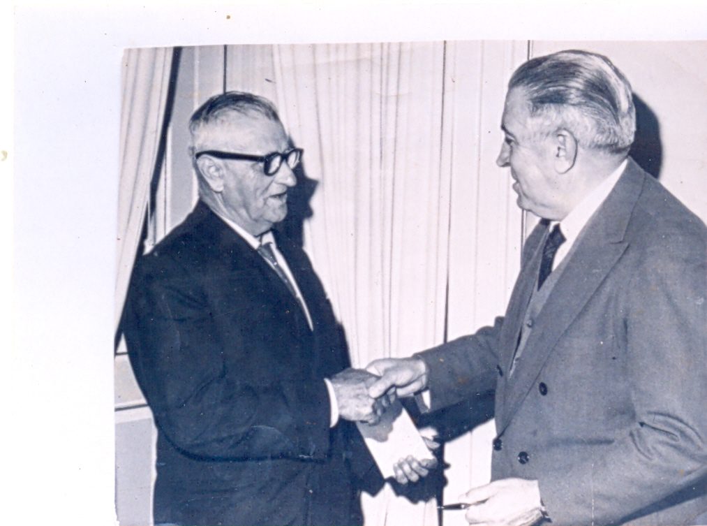 Athanázio Rodrigues (primeiro da esquerda para direita) desistiu de disputar as primeiras eleições após brigas no próprio partido. Na foto, Athanázio com o governador Celso Ramos. Crédito: CDMH/Arquivo Público de Itajaí