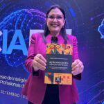 Coordenadora pedagógica de Navegantes lança livro
