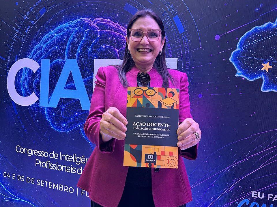 Coordenadora pedagógica de Navegantes lança livro